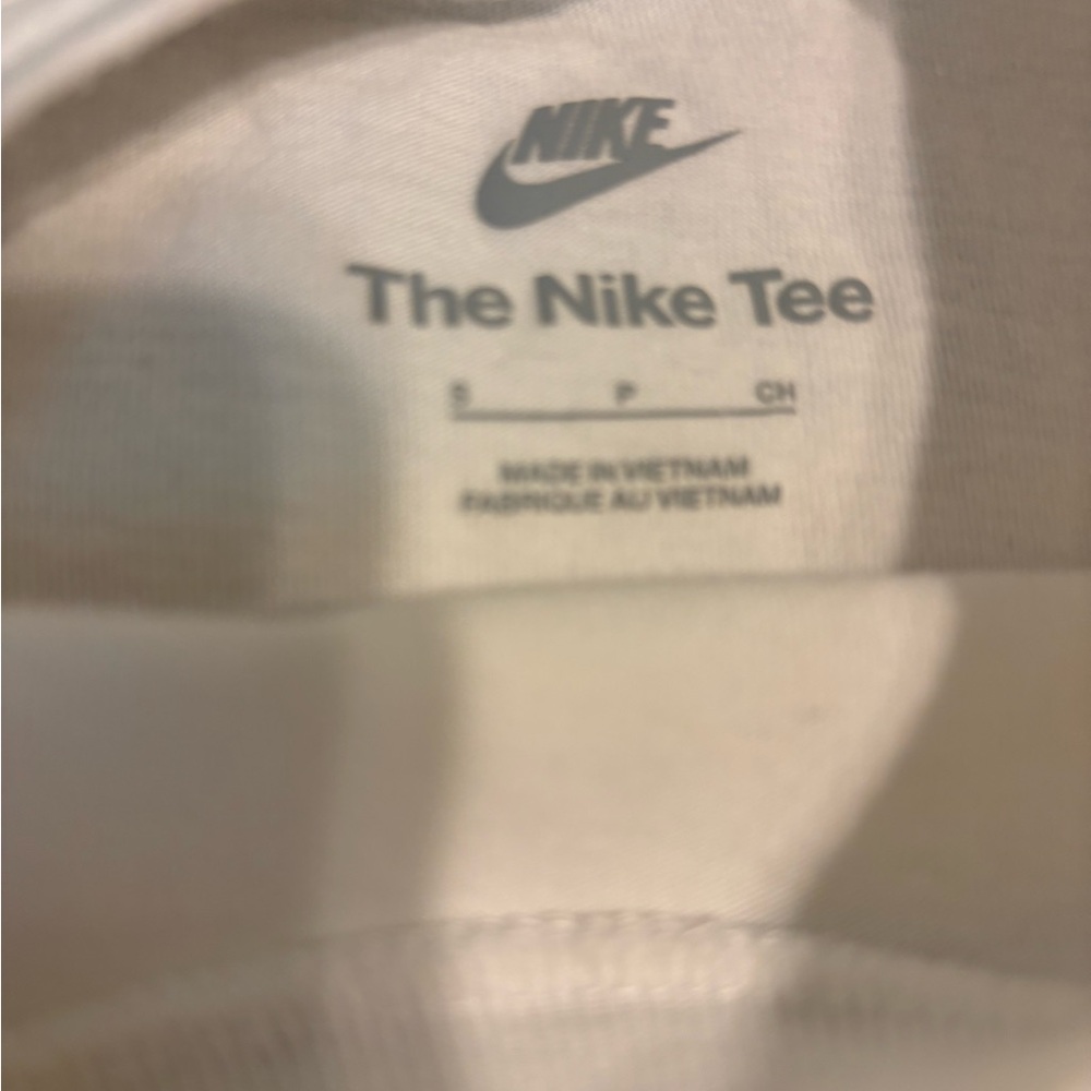 Nike Kids Graphic T-Shirts - Gray and White. Size boys S - Picture 3 of 5